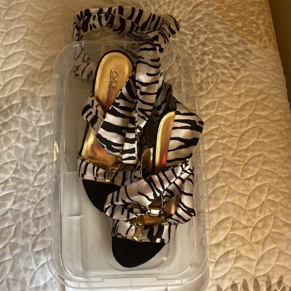 Delicious 🤩Zebra print strapped heels w/gold chain. Worn w/TLC. Excellent🔥🔥 - Picture 4 of 7